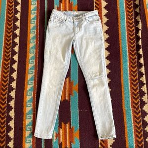 LAST CALL•CLOSET CLOSING • Levi’s • 711 Skinny Jeans • light wash